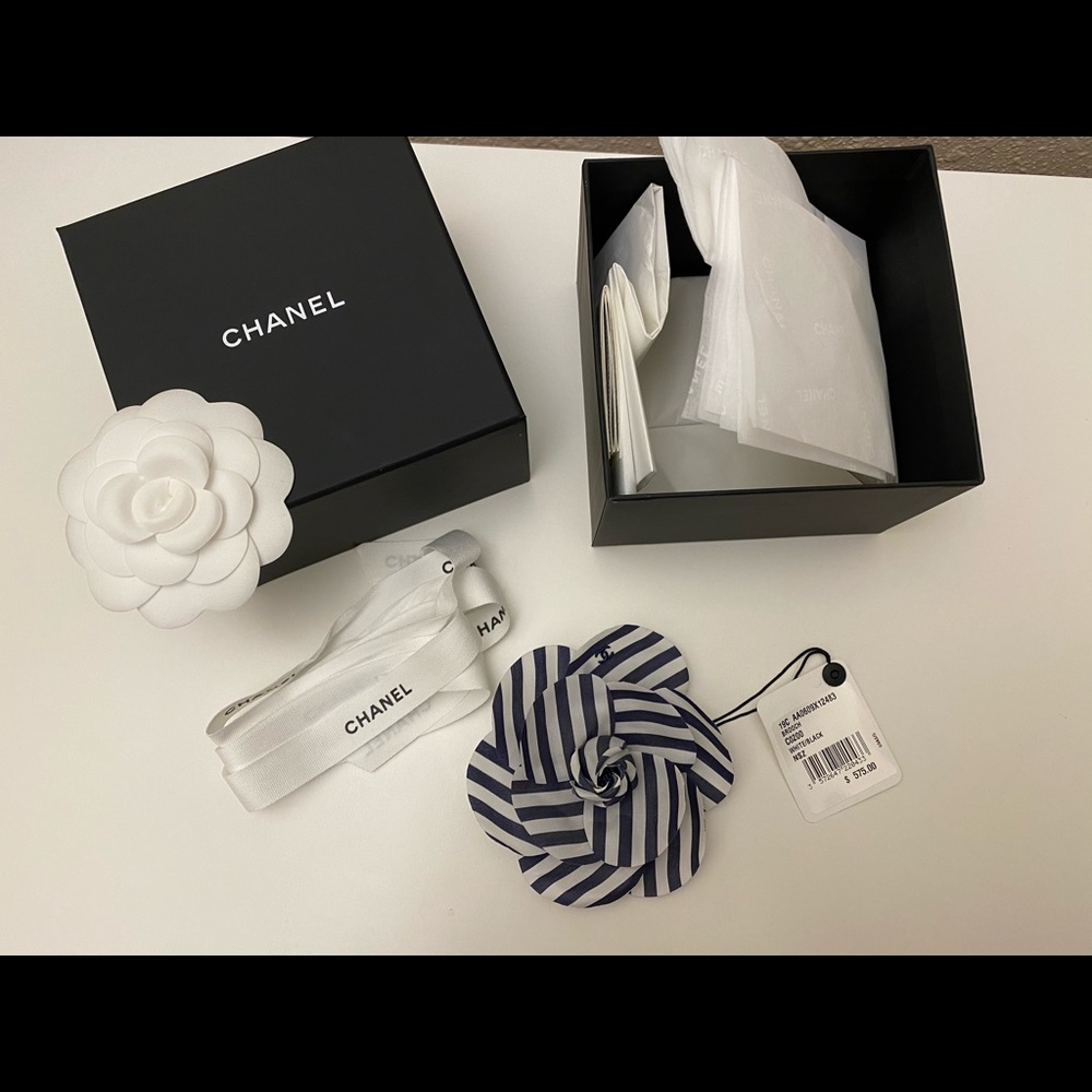 chanel camellia brooch  -🌟100% Authentic